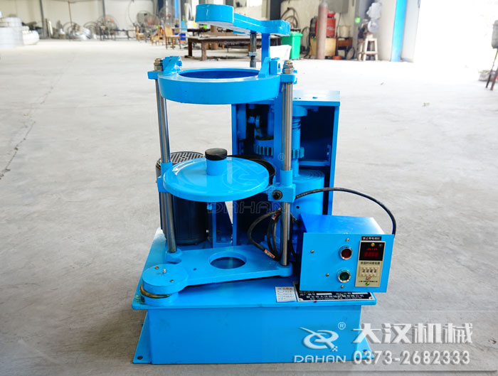 拍擊式標(biāo)準(zhǔn)振篩機(jī)具備拍擊和往復(fù)運(yùn)動(dòng)，物料下料快，篩面不易堵塞